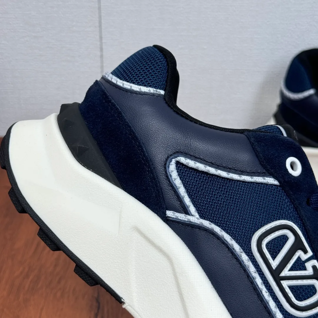 [Valentino] Top P: 820💰 Size: 39-44 leather shoe size (can be customized 38.45 cannot be returned or exchanged) VALENTION/Valentino FREEDOTS series new spring and summer men's sports shoes Lightweight and breathable casual thick-soled men's shoes Classic contrasting splicing design Suede cowhide stitching nappa calfskin + breathable technical mesh material Hot glue brand pattern badge logo details Delicate calfskin feet Lightweight mesh lining, ultra-light TPU foam rubber outsole, sports version, thick-soled style design, easy and versatile, multiple colors available, able to meet various matching needs, complete package! Item number: HL6688 blue